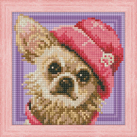deimantinė mozaika mažas šuo su rožine skrybėle rėmelyje, 30×30 cm drobė su smulkiomis blizgiomis kristalo detalėmis