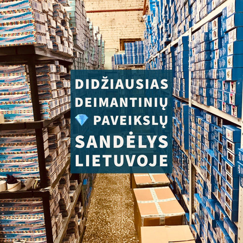 Deimantiniai paveikslai sandėlyje: mėlynos dėžės su komplektais ant aukštų lentynų, didelis atsargų pasirinkimas Lietuvoje