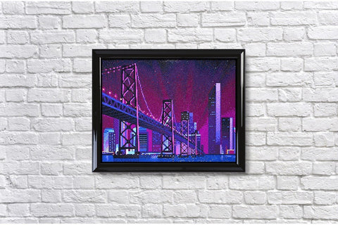 Rėmas su neoniniu miesto ir tilto motyvu, juodas blizgus 60×40 cm rėmas su purpurine ir mėlyna drobe ant baltos plytų sienos