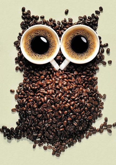 Kavos pupelės tamsiai skrudintos, visos pupelės pakuotė, stilizuotos kaip pelėda su dviem espresso puodeliais