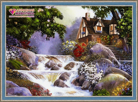 Deimantinė tapyba Sodyba prie upelio, 40×50 cm su mediniu rėmu — spalvota namelio ir krioklio detali scena