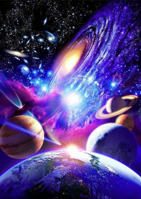 Plakatas kosmosas ryškiomis violetinėmis ir mėlynomis spalvomis su keliomis planetomis, žibančia spiraline galaktika, 50×70 cm