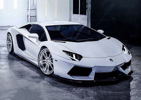 Lamborghini Aventador baltas sportinis automobilis iš priekinio trijų ketvirčių kampo su blizgiais chromuotais ratlankiais, salonui/pardavimui