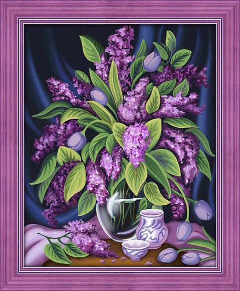 Paveikslas violetinių alyvų kompozicija stikliniame vazone su purpuriniu mediniu rėmu, 40×50 cm