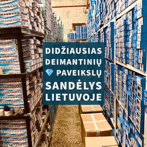 Deimantiniai paveikslai – didelis Lietuvos sandėlis su aukštomis lentynomis pilnomis mėlynų dėžučių, paruošta išsiuntimui