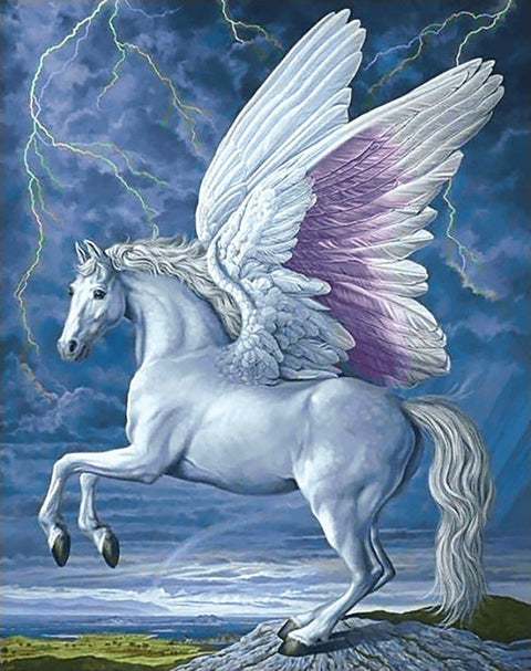 Pegasas baltas ant uolos profilio, išskėtęs didelius sparnus su violetinėmis vidinėmis plunksnomis ir audringu dangumi