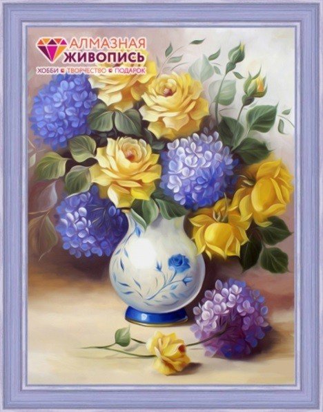 Diamantinė tapyba rėmuota – mėlynai baltas vazonas su geltonomis rožėmis ir violetinėmis hortenzijomis