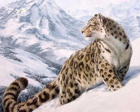Plakatas su sniego leopardu 50×70 cm, šoninis profilis ant sniego, detalus šiltų smėlio ir baltų atspalvių atspaudas