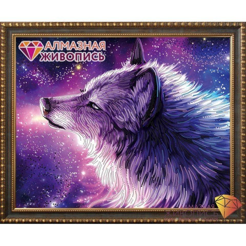 Deimantinė tapyba vilkas, purpurinės ir mėlynos spalvų, rėmuota 50×40 cm, šoninis vilko siluetas prieš žvaigždėtą galaktikos foną