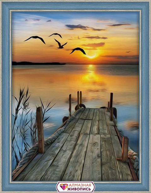 Paveikslas‑deimantinė mozaika su mėlynu mediniu rėmu, saulėlydžio prieplauka ir skraidančiomis žuvėdromis, 60×80 cm