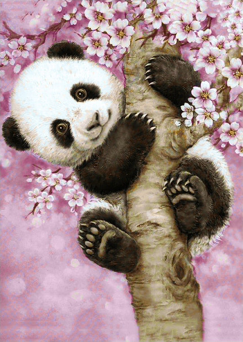 Panda plakatas, juodai baltos pandos jauniklis laipioja beržo kamienu tarp rožinių sakurų, vertikalus portretas