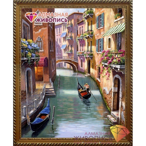Deimantinė tapyba Venecijos kanalai, rėmuota su auksiniu rėmu, šilti tonai, gondolos ir gėlių balkonai, 40×50 cm variantas