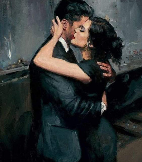 Aliejinė tapyba: tamsių tonų romantinė scena, arti priartinta pora apsikabinusi juodais drabužiais ir auksinėmis detalėmis