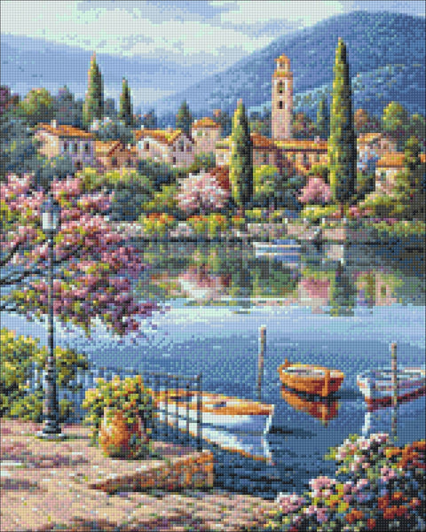 Deimantinė tapyba 40×50 cm — sodri spalvų mozaika su pakrante, valtimis prie lieptelio ir tolimu kalnų bokštu