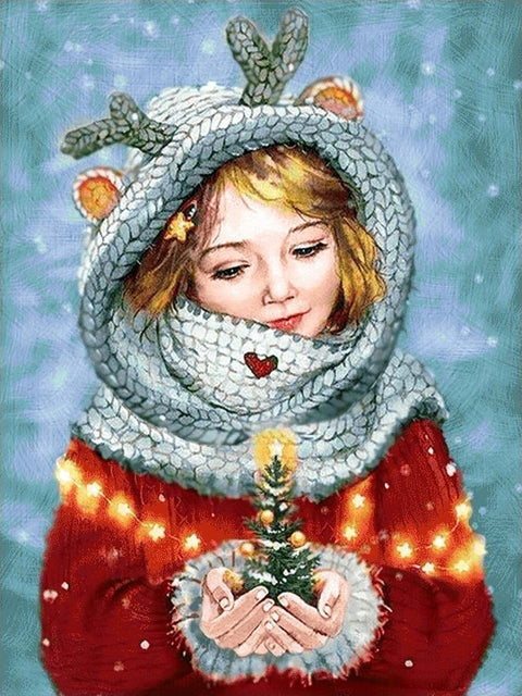 Ilustracija: artima mergaitė raudoname megztinyje su elnio ragų megztu kapišonu ir skara laiko mažą papuoštą kalėdinę eglutę