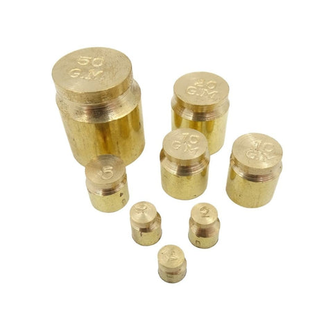 Kalibraciniai svoriai žalvariniai rinkinys 50 g–1 g, kelių dydžių variantai iš viršaus fotografuoti, skirti tiksliai svarstyklėms