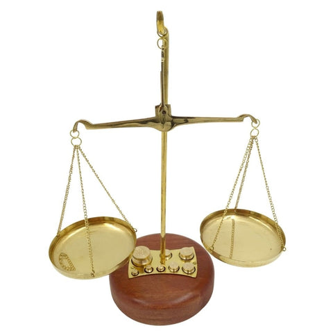 Svarstyklės ant stalviršio, varinės auksinės spalvos su apvalia medine baze ir komplektu svorių, šoniu matomos