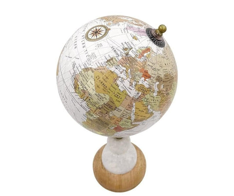 Globusas vintage baltos ir smėlio spalvų, ~30 cm diametro su mediniu marmuriniu stovu, kampu pabrėžiantis Europą ir Afriką