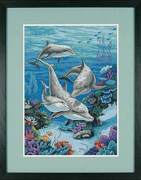 Rėminis paveikslas delfinai portreto formato su žalsva tarpine ir juodu rėmu, puikiai tinka jūrinei interjero dekoracijai