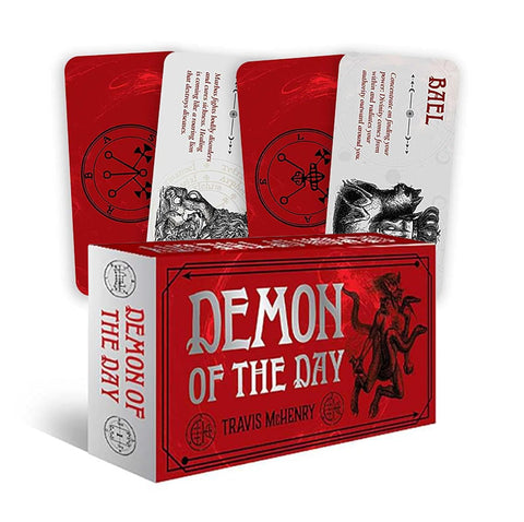 Kortos Demon of the Day: raudona dėžutė Travis McHenry su trimis atverstomis kortomis, matomas unikalus dizainas ir pakuotė