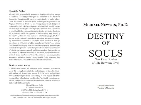 Knyga Destiny of Souls – atverstas titulinis lapas su Michael Newton dešinėje ir autoriaus biografija kairėje, juodas tekstas ant balto fono