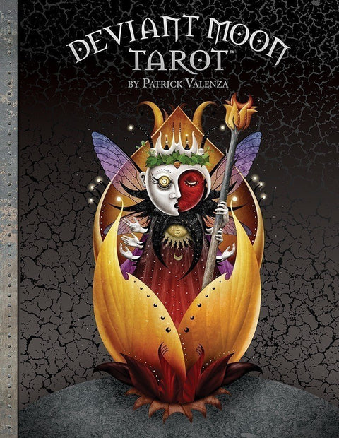 Deviant Moon Tarot kortos, Patrick Valenza viršelis: mėnulio veidas su raudona puse, karūna, lazdą laikančios figūros ir geltoni žiedo lapai