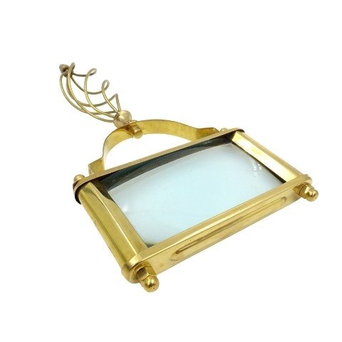 Didinamasis stiklas, aukso spalvos žalvarinis rėmas, stačiakampis lęšis ir dekoratyvi vingiuota rankena