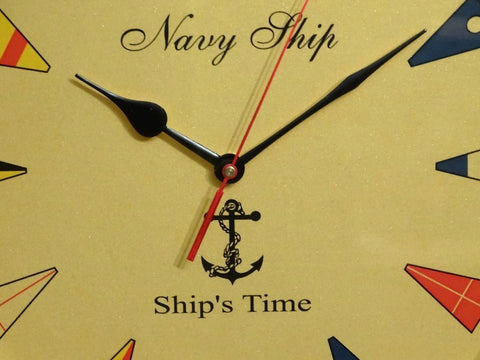 sieninis laikrodis Navy Ship su gelsvu ciferblatu, juodomis rankomis ir raudona sekundine bei inkaro logotipu, artimas planas