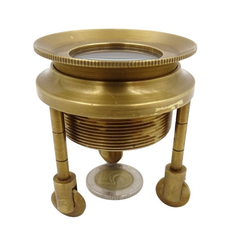 Juvelyrinis didinamasis stiklas iš žalvario su trijų kojų stovu ir moneta skalai, kompaktiškas vintažinis variantas