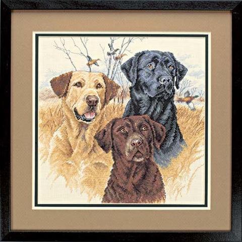 Siuvinėtas paveikslas trijų labradorų (rudas, juodas, gelsvas) su rudos spalvos rėmu, 40×40 cm