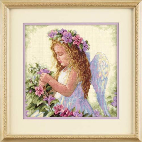 kryželiu siuvinėtas paveikslas rėmuotas ornamentuoto smėlio rėmo, pastelinė angelė tvarko violetines gėles, arti