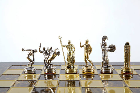 Šachmatai su sidabrinėmis ir auksinėmis graikų stiliaus figūrėlėmis, šeši skirtingi simboliniai žetonai išrikiuoti į priekį ant blizgaus stikloto lentoje