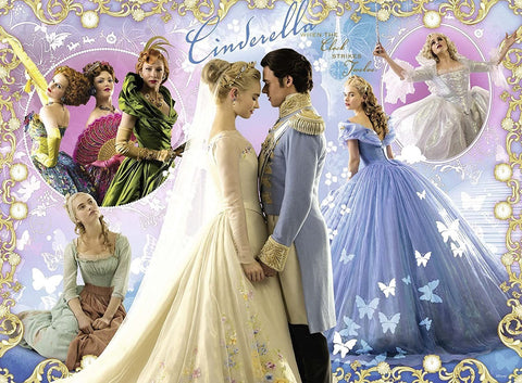 Cinderella plakatas – spalvingas koliažas su nuotaka ir princu, mėlyna kamuoline suknele, laikrodžių ir drugelių ornamentais, 60×90 cm