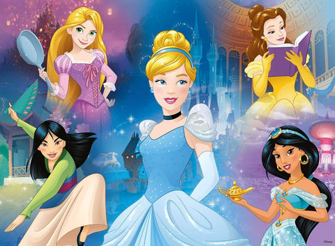 Disney princesių sienų lipdukas su Pelenė centre, Rapunzel, Bela, Mulan ir Jasmin, ryškūs mėlyni‑violetiniai tonai ir žėrinčios detalės, tinkamas vaikų kambariui