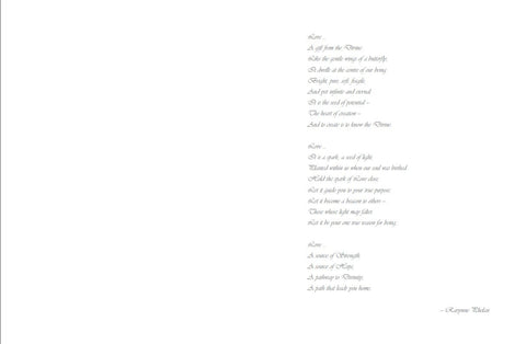 Kortelė su subtiliu poezijos tekstu dešinėje, smulkus šriftas skaitomas eilėraštis apie meilę ant minimalistinio balto fono