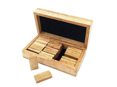 Domino rinkinys iš šviesios medienos su juodu pamušalu dėžutės viduje, dėžutė atversta ir dvi plytelės padėtos priekyje