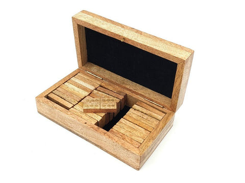 Medinė galvosūkio dėžutė natūralios medienos, atidaryta kampu, matomos sudėtos raižytos kaladėlės ir dekoratyvinė detalė