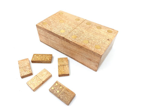 Domino medinis rinkinys šviesios ąžuolo spalvos su uždaroma dėžute ir keliomis plytelėmis iš viršaus