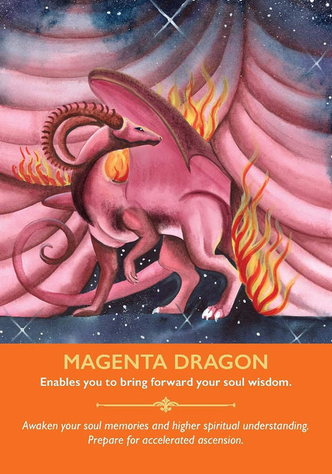Magenta Dragon korta — rožinis drakonas su liepsnomis prieš teatrinę užuolaidą, simbolizuojantis sielos išminties ir dvasinį atgimimą