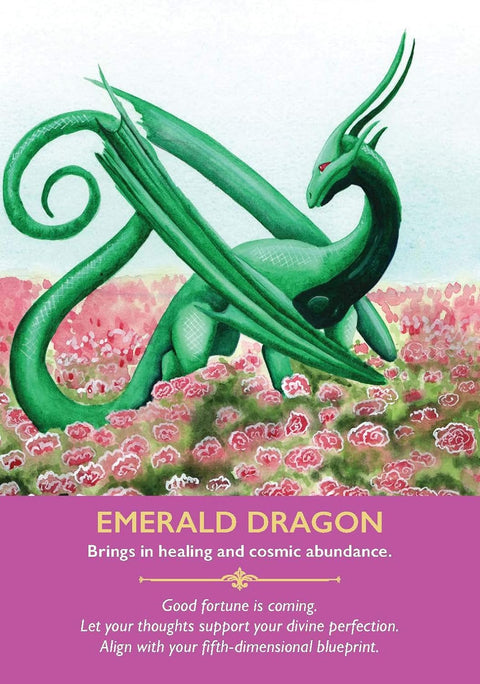 Orakulinė korta Emerald Dragon: smaragdinis drakonas tarp rožinių gėlių lauke, simbolizuoja gydymą ir dvasinę gausą.