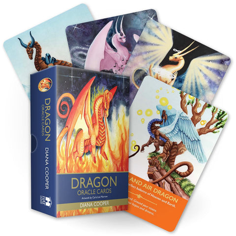 Orakulo kortos Dragon (Diana Cooper) su mėlyna dėkle ir įvairių drakonų iliustracijų ventiliatoriumi, pabrėžiančios dėžutės priekinį dizainą