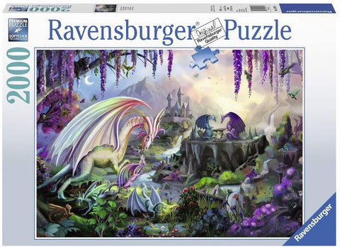 Dėlionė Ravensburger 2000 detalių — spalvinga fantazinė scena su vaivorykštiniu drakonu, pilimi ir upeliu