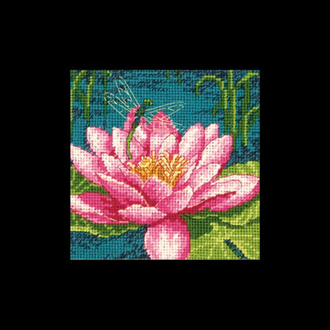 Siuvinėjimo rinkinys: rožinė lotoso gėlė su laumiagėle ant turkio fono, arti, detalus kryželių modelis 30×30 cm