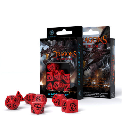 RPG kauliukai raudoni su drakonų simboliais, Q Workshop rinkinys lango dėžutėje ir keli išrikiuoti priekyje