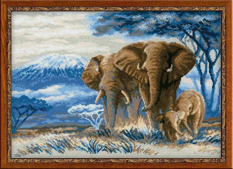 Siuvinėtas paveikslas su drambliais, rudas medinis rėmas ir mėlyno‑bežo tonų paletė, skirtas kabinti ant sienos