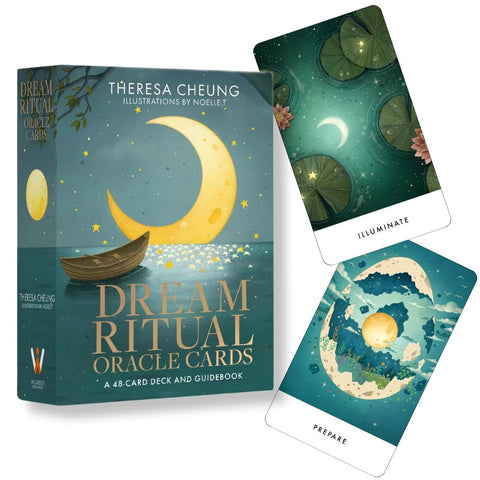 Orakulų kortos Dream Ritual (Theresa Cheung) mėlyno‑žalsvos dėžutės su valtimi ir dvi kortos, atidengiančios mėnulio iliustracijas