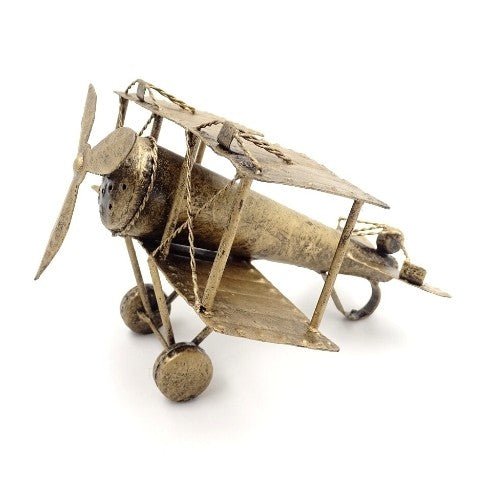 Metalinis biplanas – senovinio vario atspalvio stalo dekoracija su dviem sparnais, matoma priekinio propelerio ir ratų detale