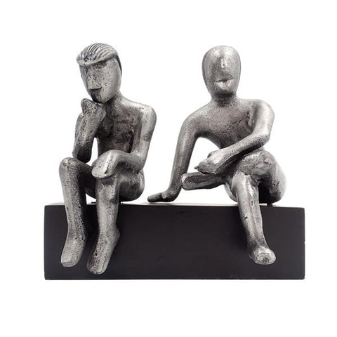 Statuetė sidabrinės abstrakčios dvi sėdinčios figūros ant juodo pagrindo, moderni lentynų dekoracija