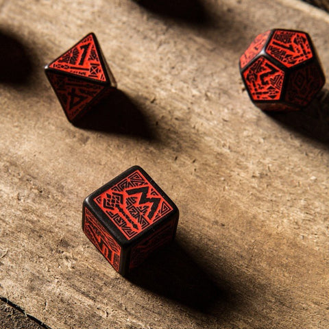 Q - Workshop: Dwarven kauliukų rinkinys juodos ir raudonos spalvos - HOBI.LT 🇱🇹