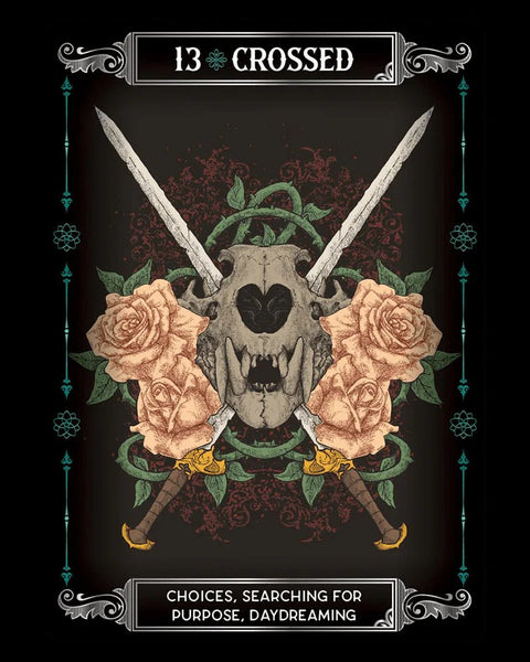 Tarot korta 13 Crossed: centrinė gyvūno kaukolė su persidengiančiais kardais ir rožėmis, tekstas apie pasirinkimus